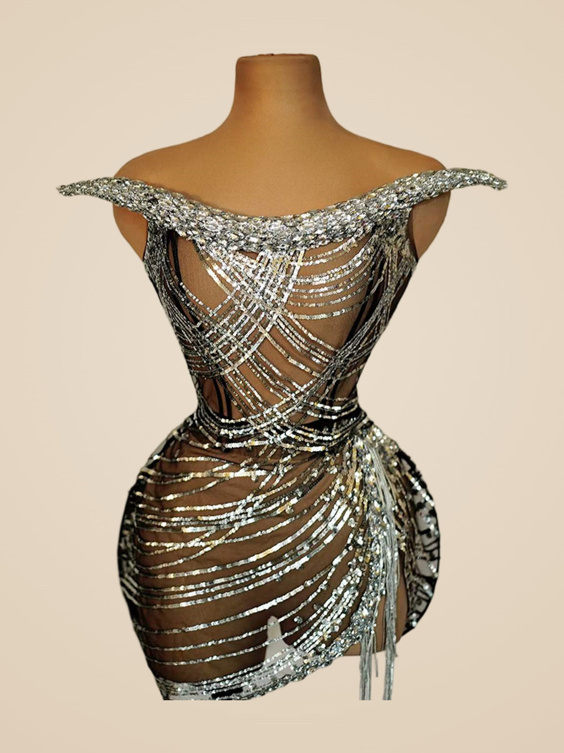 Estela · Conjunto de malla nude con cadenas de cristal y escote de hombros descubiertos