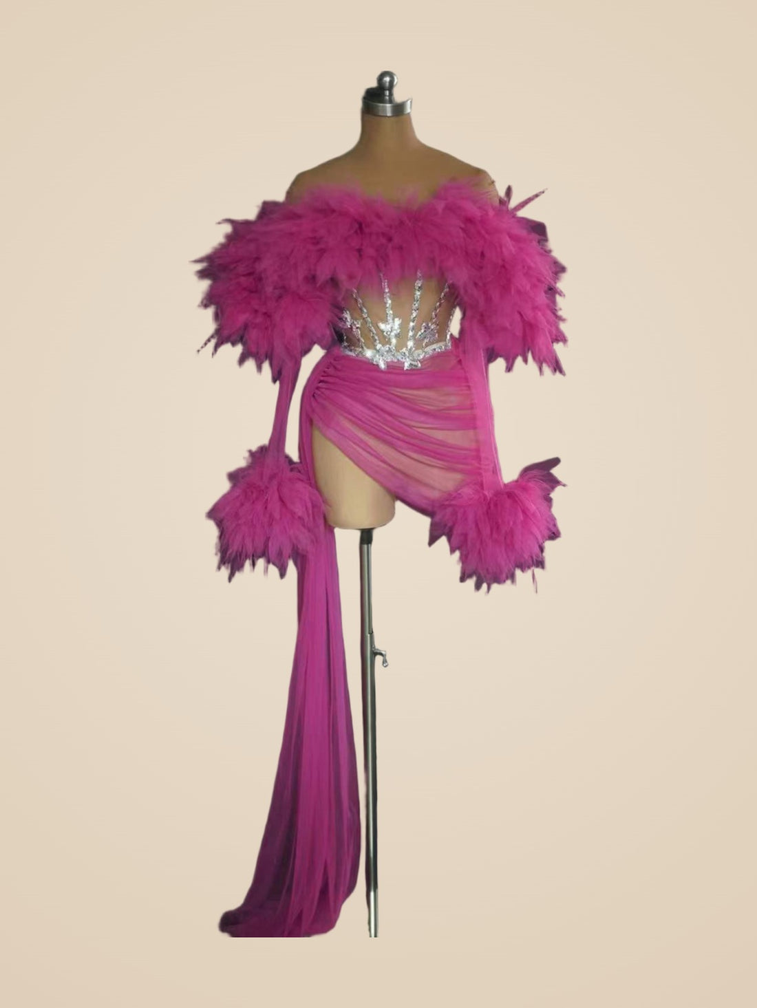 Fénix · Vestido mini fucsia de hombros descubiertos con plumas, corsé de cristales y cola de tul
