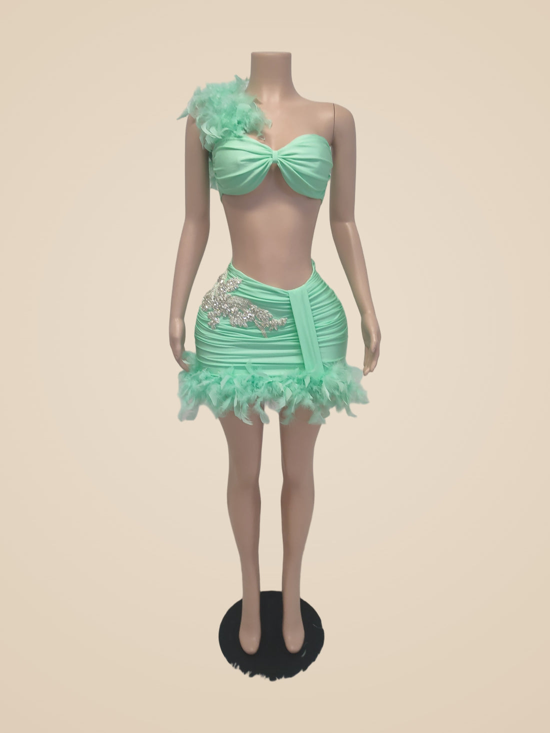 Maia · Conjunto verde menta de top de un hombro con plumas y minifalda fruncida
