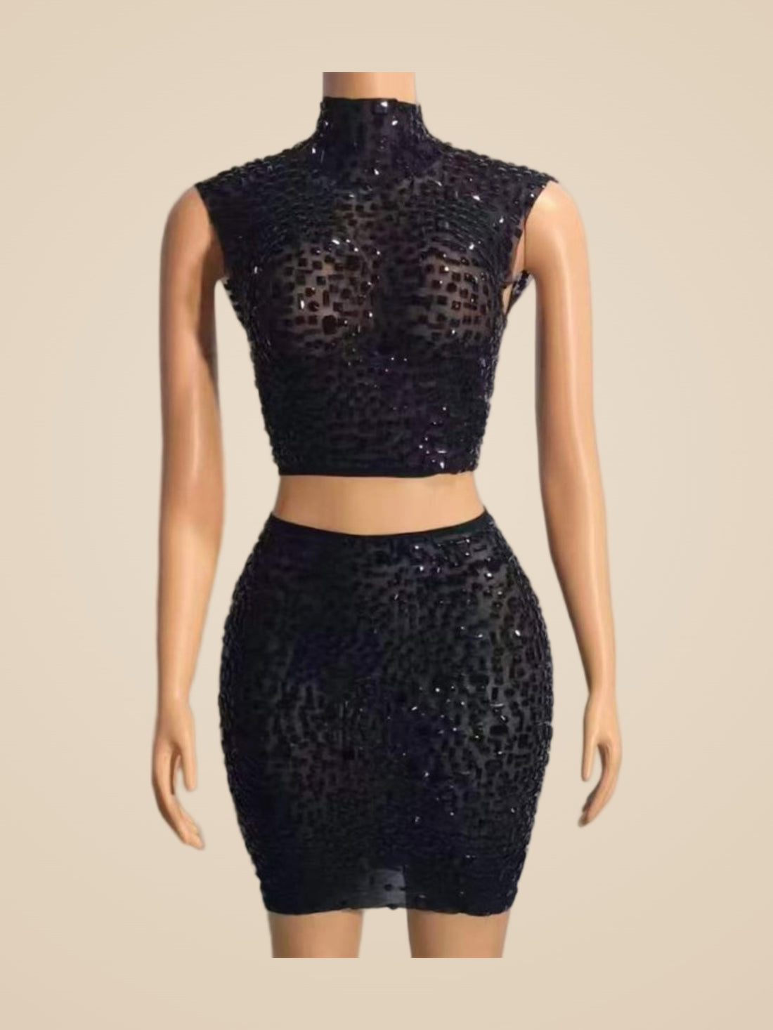 Ónix · Conjunto negro de top corto con cuello alto y minifalda de pedrería