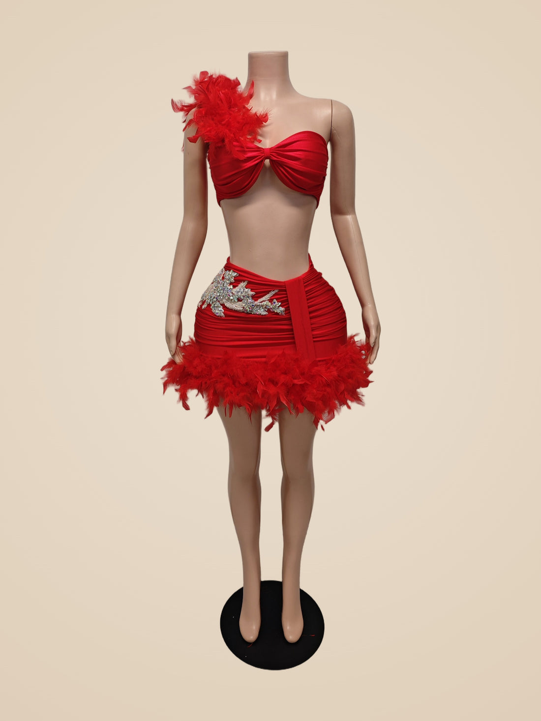 Roxana · Conjunto rojo de top bandeau con plumas y minifalda de plumas con pedrería