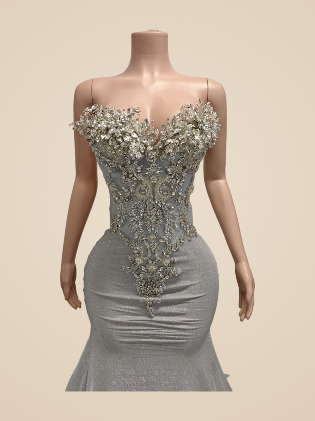 Safira · Vestido de noche sirena gris perla sin tirantes con corpiño de cristales