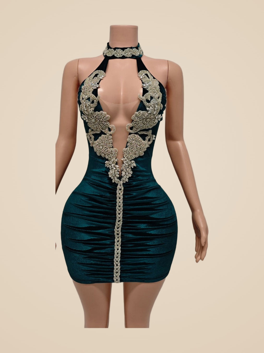 Selva · Vestido mini verde esmeralda fruncido con cuello halter y escote de cristales