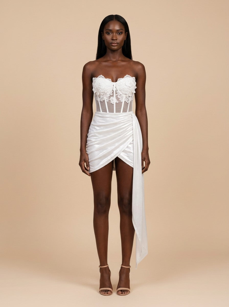 Azahar · Conjunto de corsé de encaje floral y minifalda drapeada de satén blanco