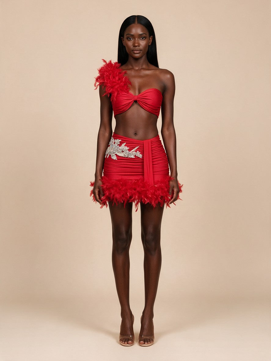 Roxana · Conjunto rojo de top bandeau con plumas y minifalda de plumas con pedrería
