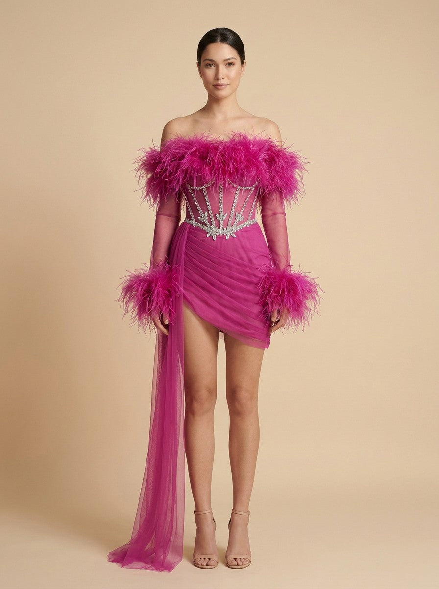 Fénix · Vestido mini fucsia de hombros descubiertos con plumas, corsé de cristales y cola de tul