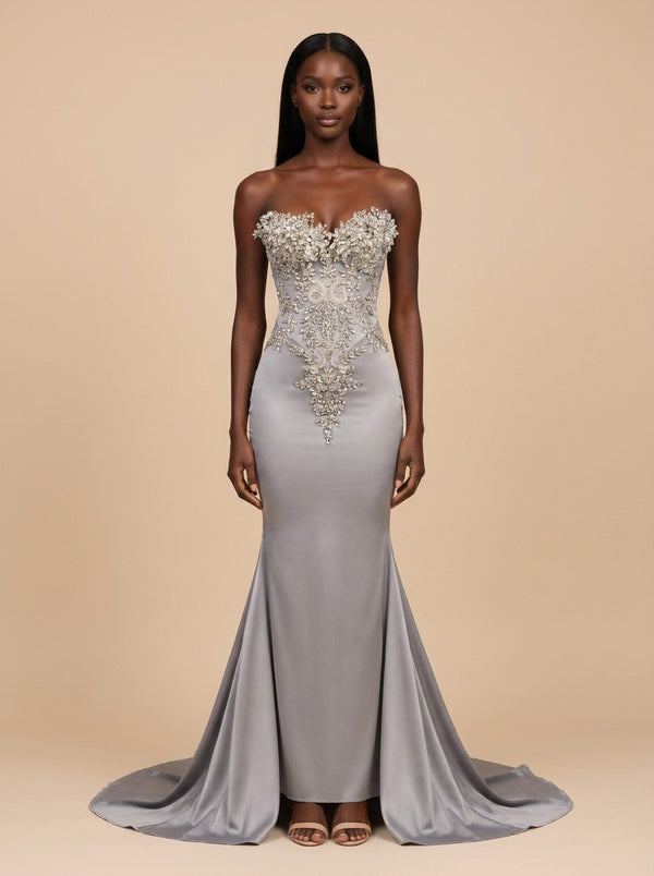 Safira · Vestido de noche sirena gris perla sin tirantes con corpiño de cristales