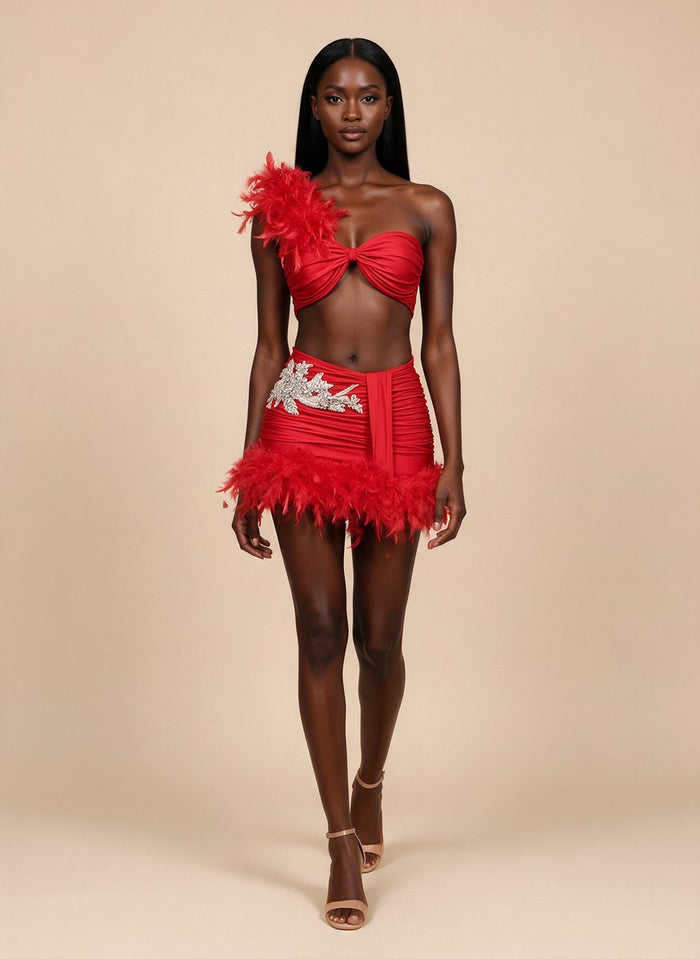 Roxana · Conjunto rojo de top bandeau con plumas y minifalda de plumas con pedrería