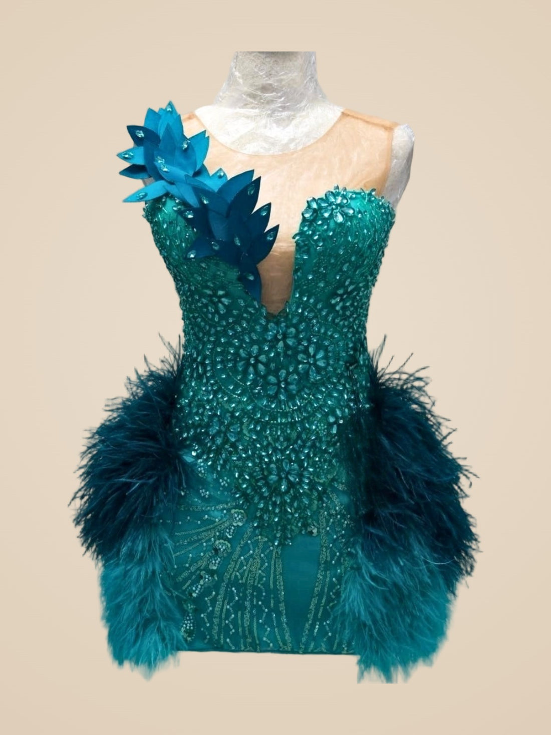 Turquesa · Vestido mini de cristales turquesa con plumas en las caderas y flor al hombro
