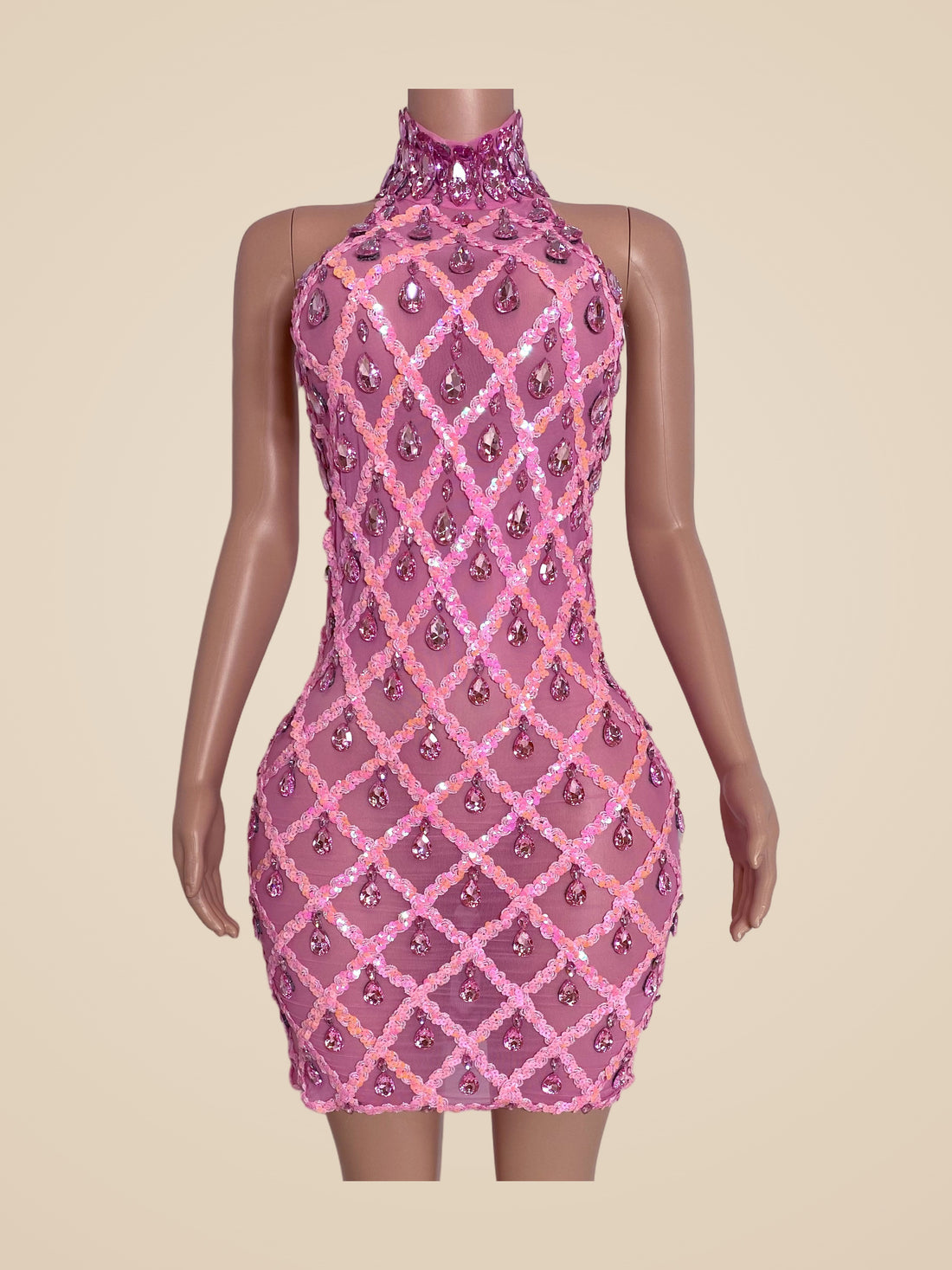 Peonía · Vestido mini rosa de malla con lentejuelas en rombos y cuello alto