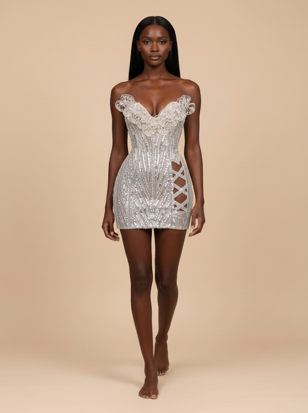 Luna · Vestido corto plateado con cuentas, aberturas y hombros descubiertos