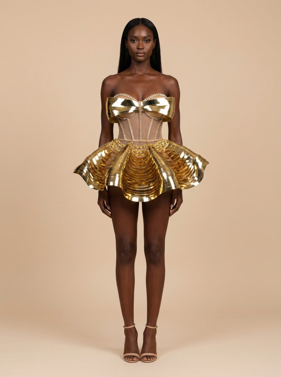 Soleil · Vestido mini dorado con lazo palabra de honor y falda plisada metalizada