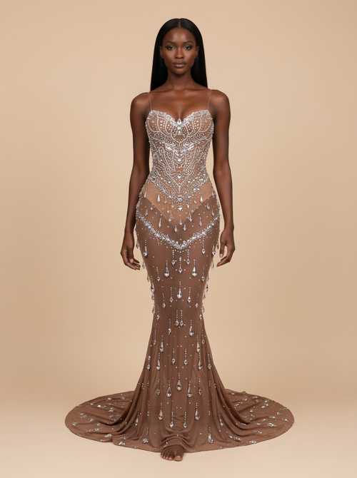 Canela · Vestido de noche sirena marrón de malla con pedrería y espalda descubierta