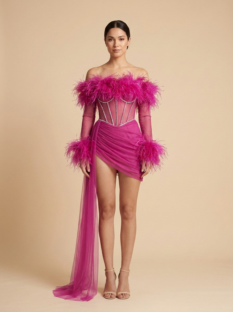 Fénix – Vestido mini fucsia de hombros descubiertos con plumas, corsé de cristales y cola de tul – Lentejuelas Couture