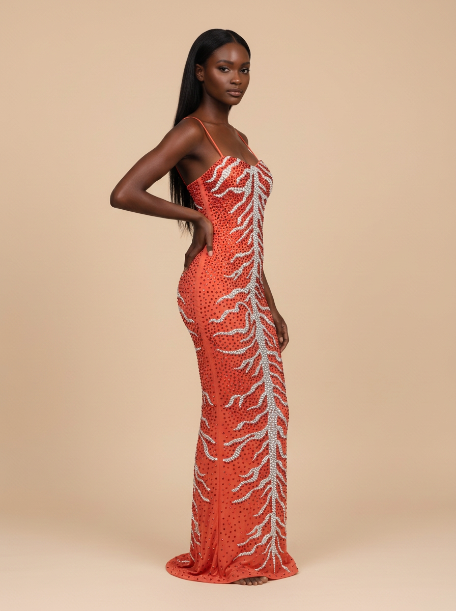 Rubí · Vestido de noche rojo de malla con pedrería y cuentas
