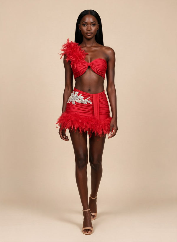 Roxana · Conjunto rojo de top bandeau con plumas y minifalda de plumas con pedrería