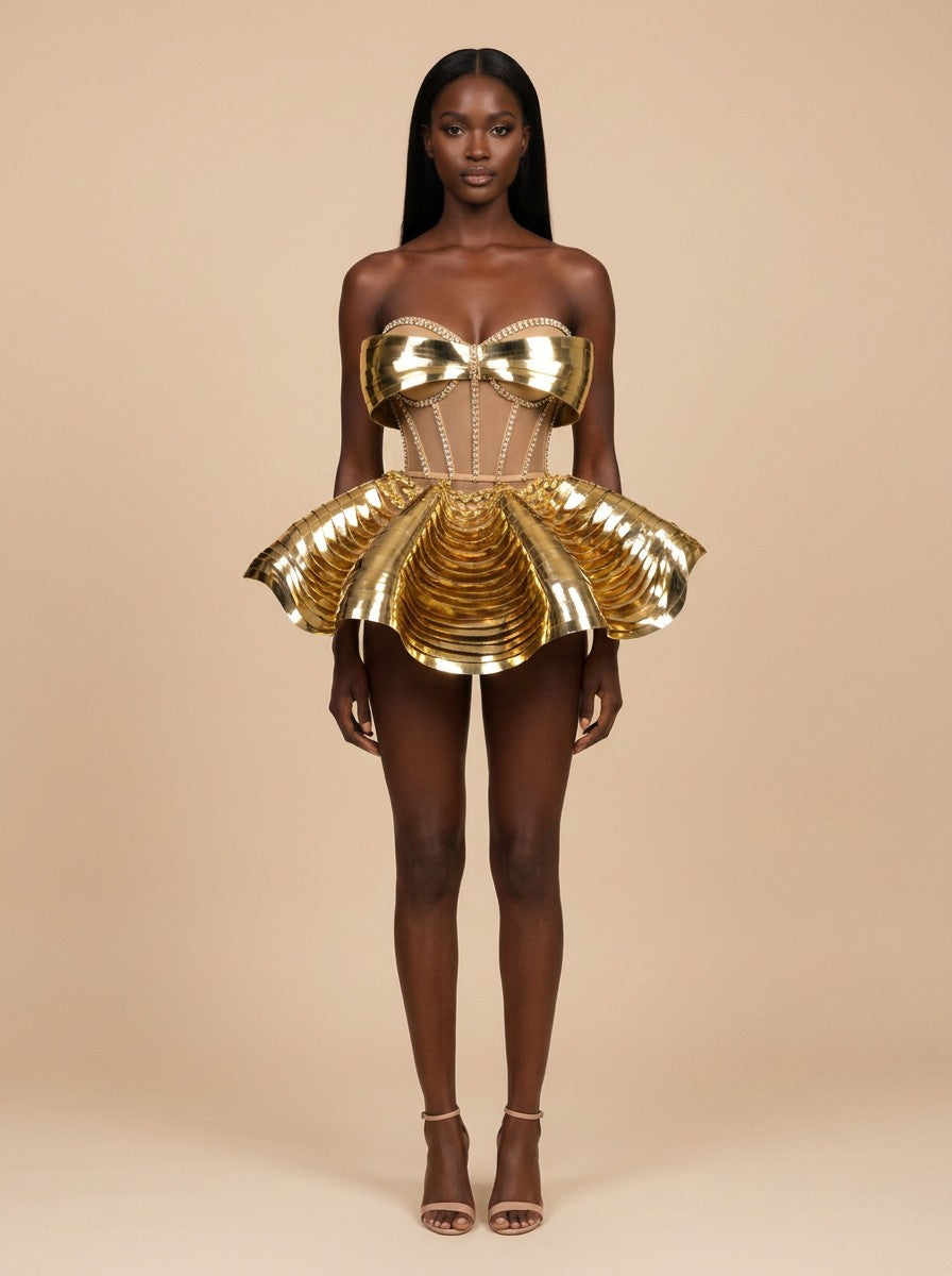 Soleil · Vestido mini dorado con lazo palabra de honor y falda plisada metalizada